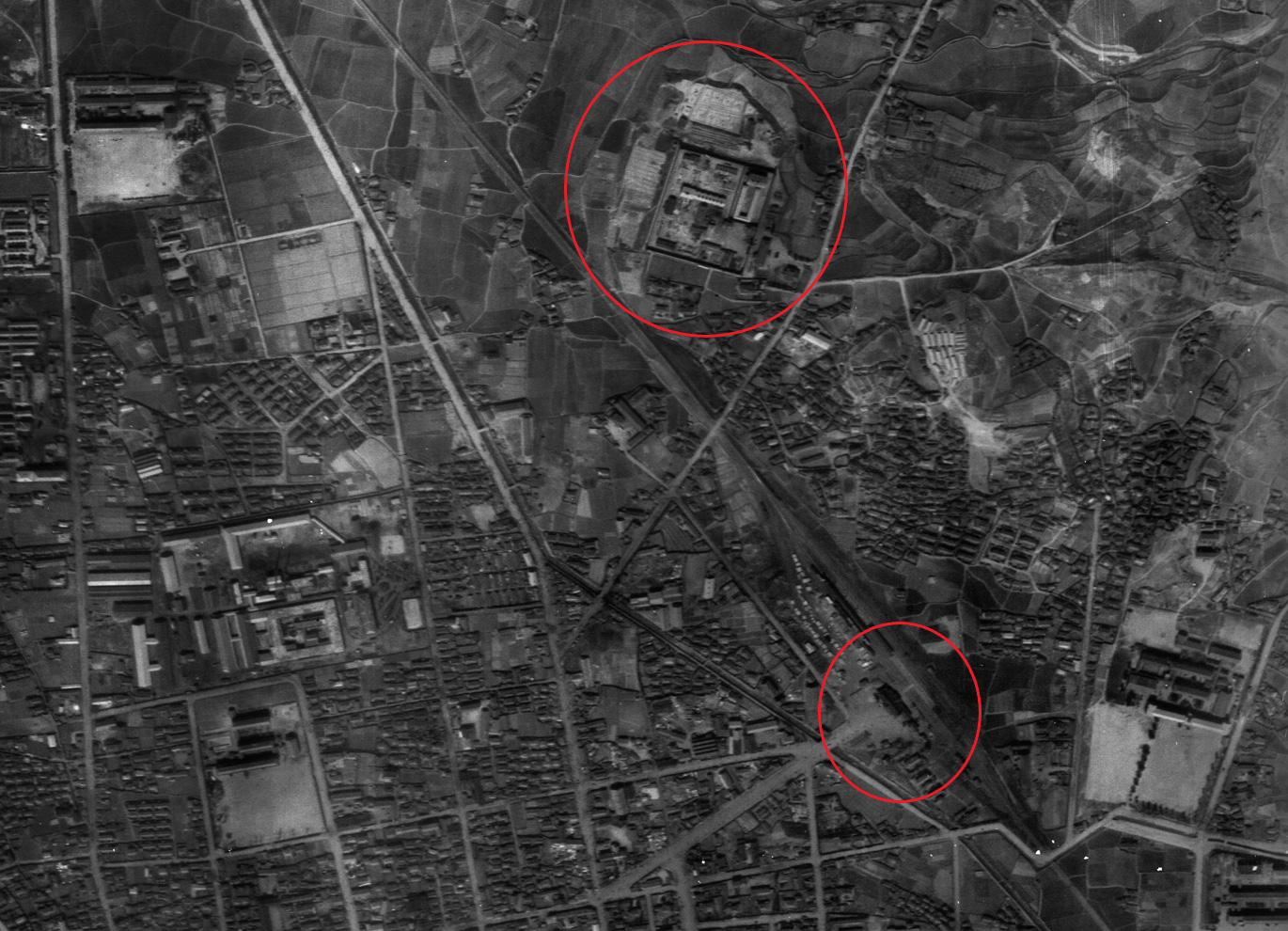 전주형무소(위 붉은 원)와 전주역. 1954년 항공사진. @국토정보맵