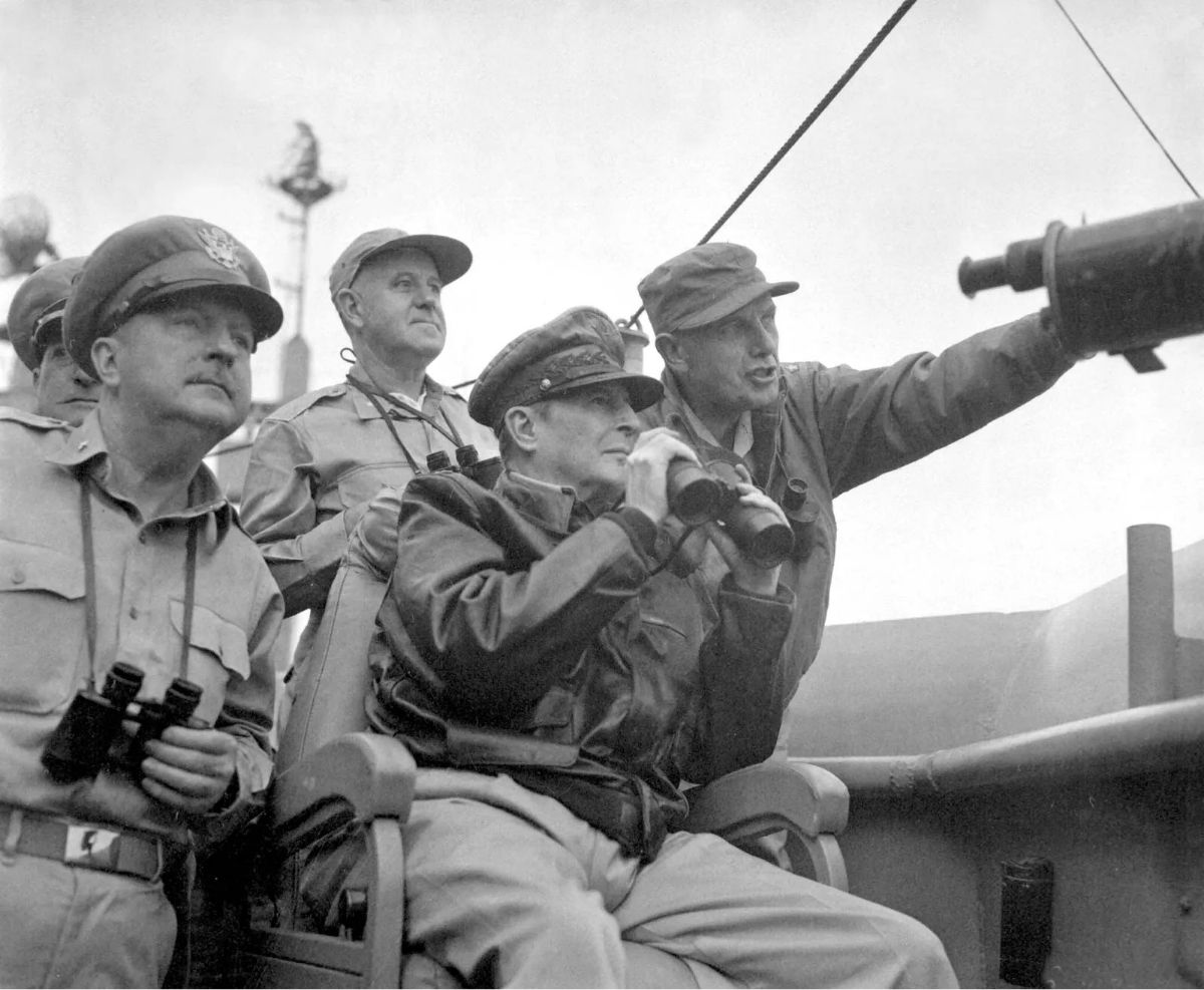 수정됨_1950년 9월 15일 인천상륙작전 당시 맥아더 총사령관과 아몬드 10군단장(오른쪽).