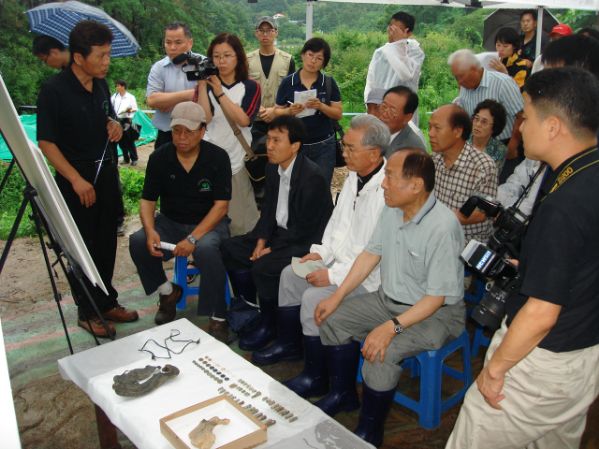 2007년 충북 청원 분터골 유해발굴 설명회에 참석한 유족들.