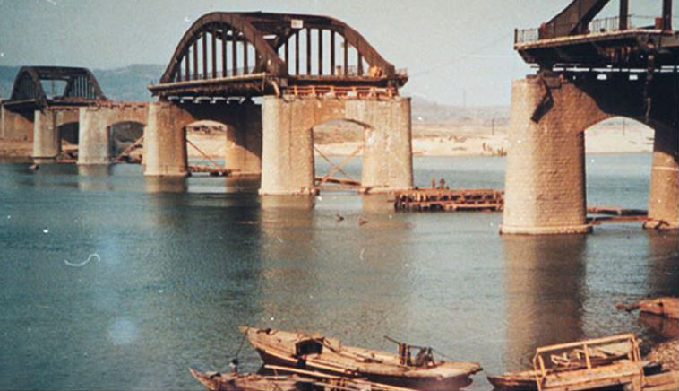 1950년 파괴된 한강 인도교.