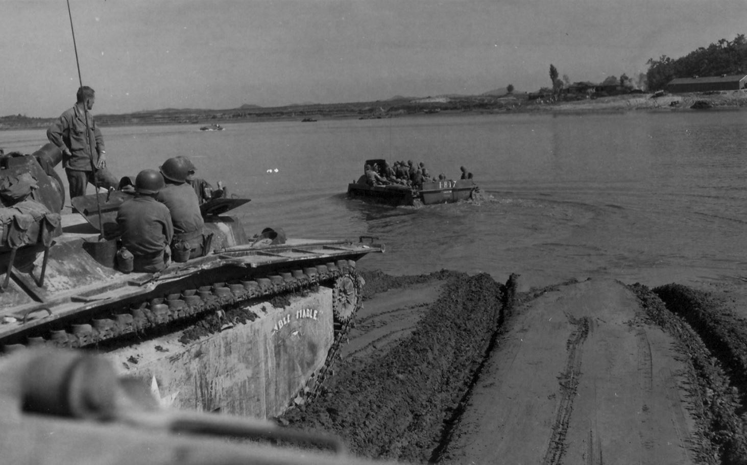 1950년 9월 유엔군들이 서울을 탈환하기 위해 한강 도하 작전을 펼치고 있다. ⓒ NARA