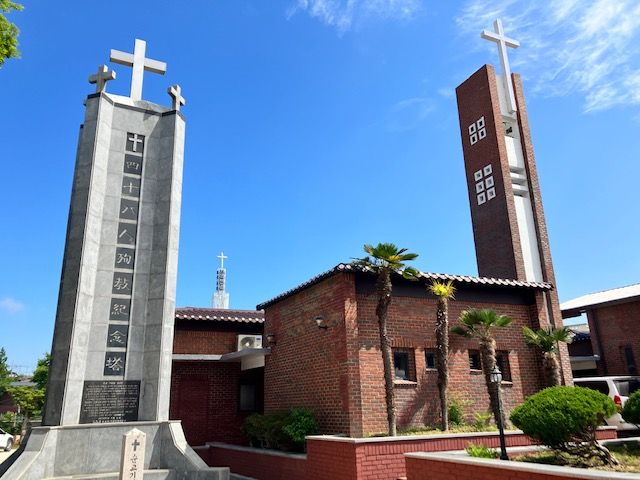 진리교회(오른쪽)와 순교기념탑.