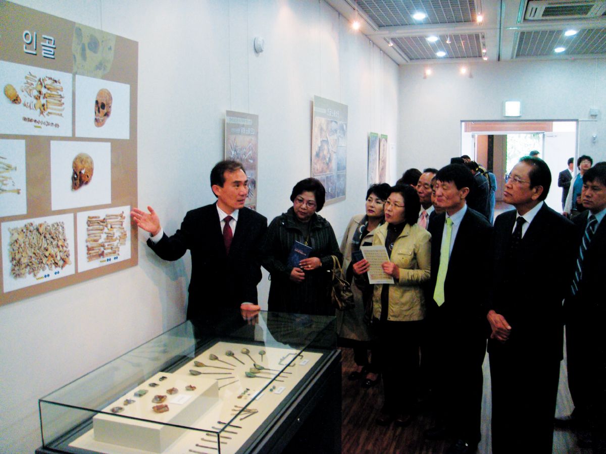 1기 진실화해위원회가 2009년 순천대에서 연 불갑산지구 발굴 유물 특별전시회 모습.