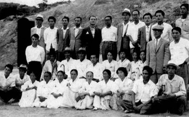 1960년 10월 1일, 함월산 백양사 옆 합동묘와 비석 앞에서 울산 유족회 간부 33명이 합동제사를 마친 후 함께 찍은 사진.
