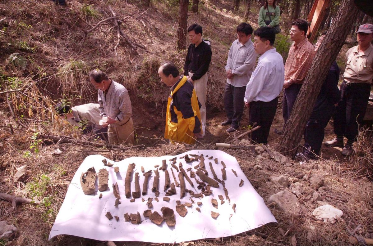 2001년 4월 8일 부산 동매산 기슭에서 실시된 한국전쟁 유해발굴 모습. @김기진