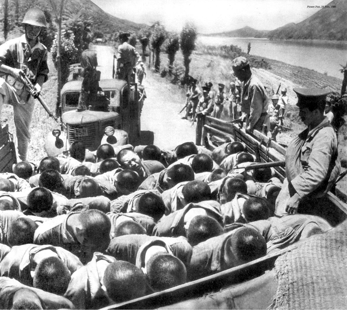 1950년 7월 영국의 사진잡지 《픽처 포스트(Picture Post)》에 ‘War in Korea’라는 제목으로 실린 사진. 공주형무소 수감자들이 트럭에 실려 학살 현장에 끌려가는 모습이다(자료 사진). @Picture Post