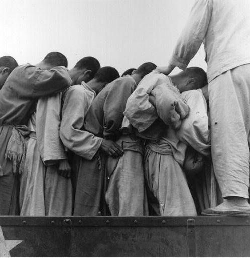1950년 9월 1일 부산형무소 재소자들이 학살 현장으로 끌려가기 직전 트럭에 실려 있는 모습.